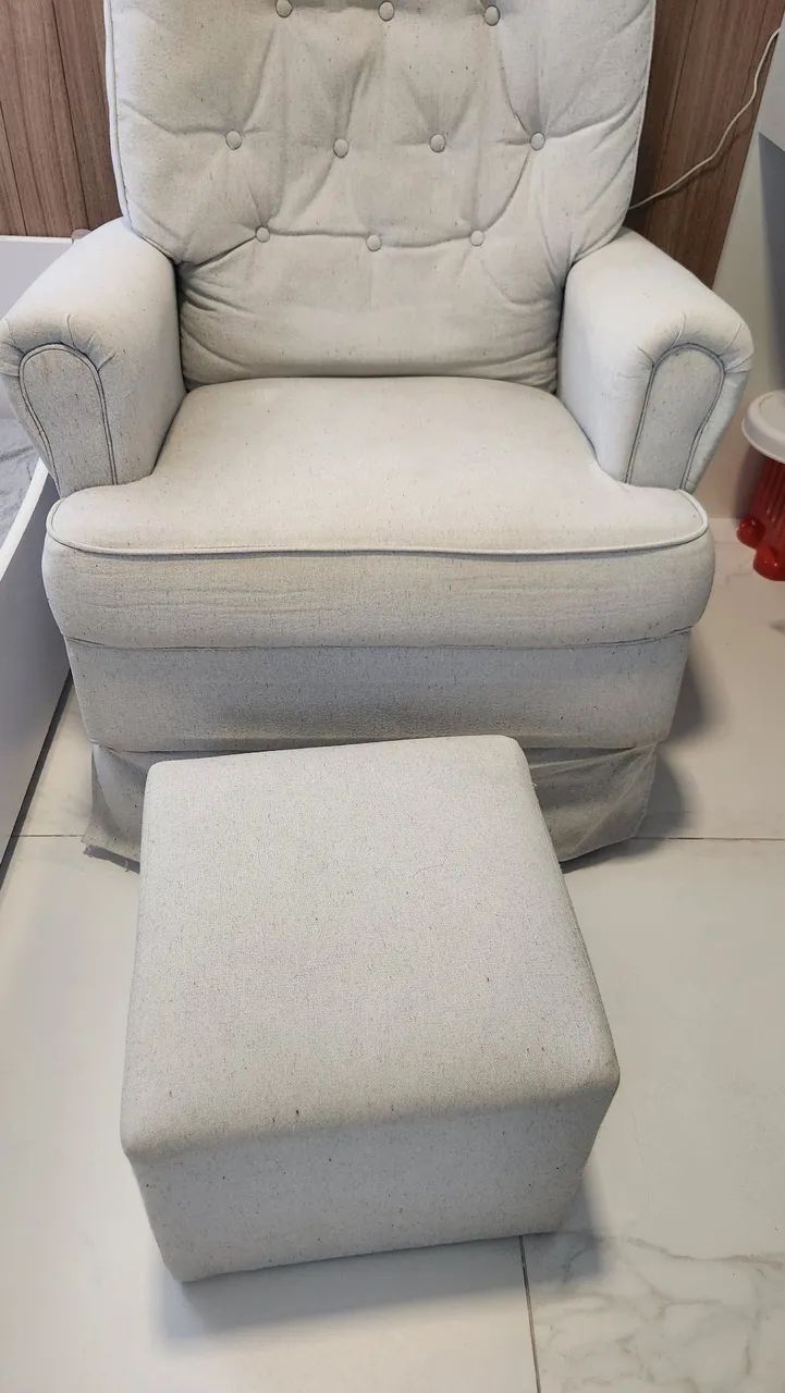 Poltrona de amamentação com balanço, linho cinza claro, com puff. Super confortável. - Foto 3