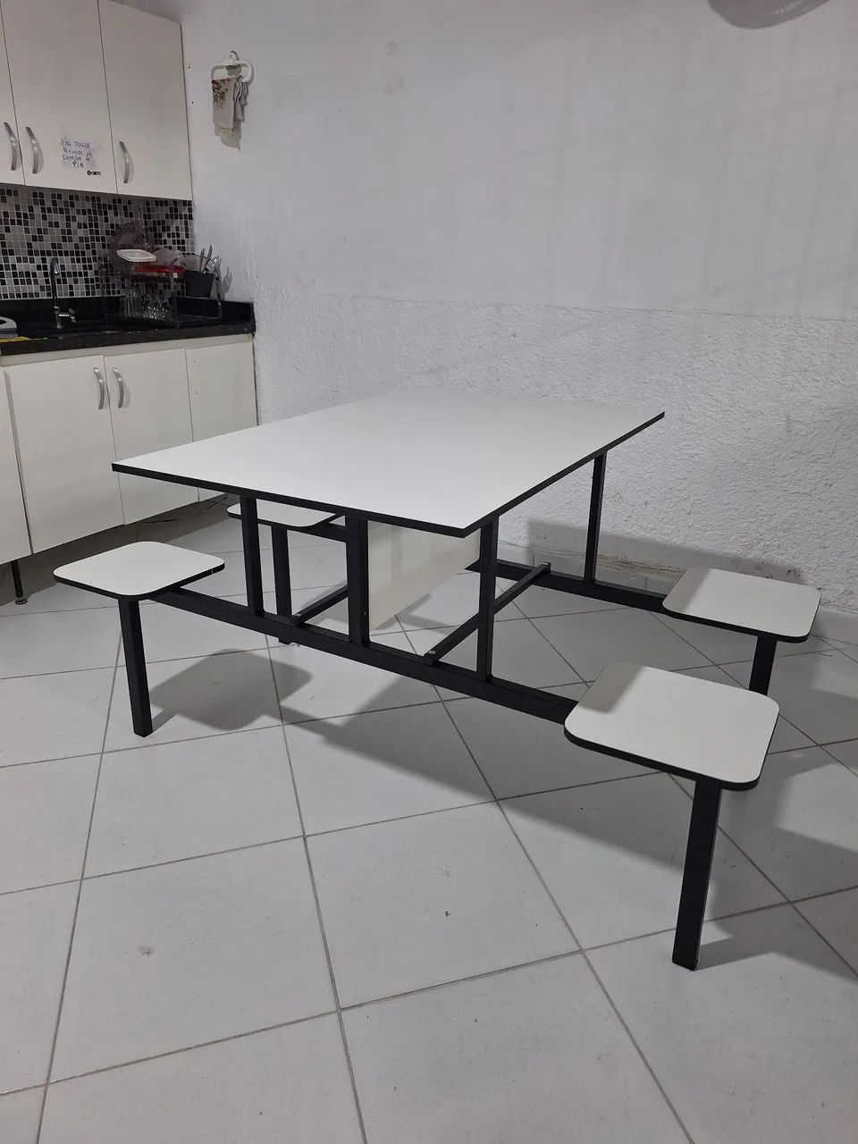 Mesa para refeitório com 04 lugarea