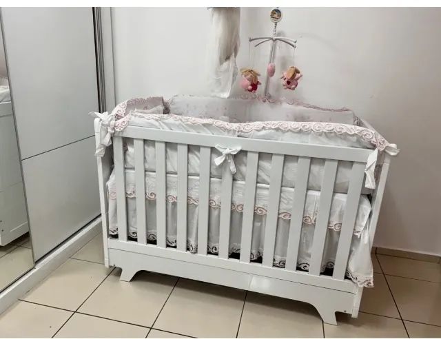 Berço branco com colchão 