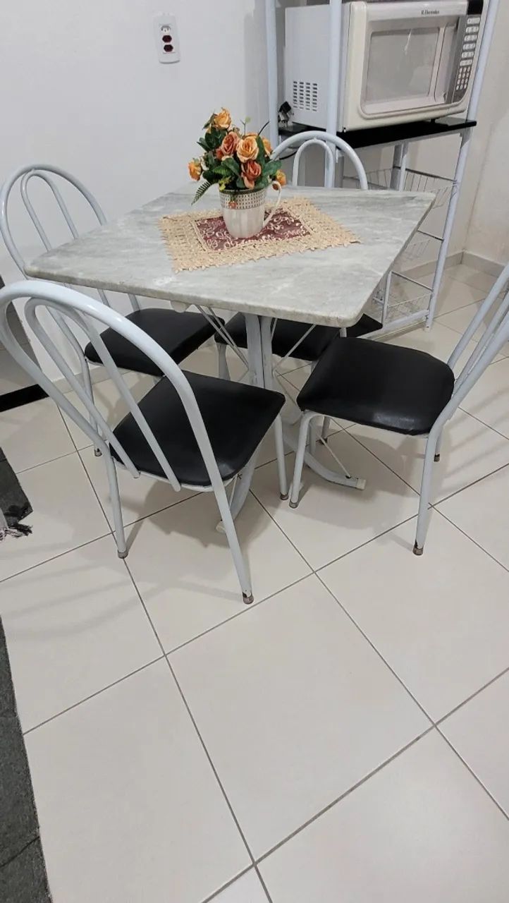 Mesa de mármore com 4 cadeiras  - Foto 2
