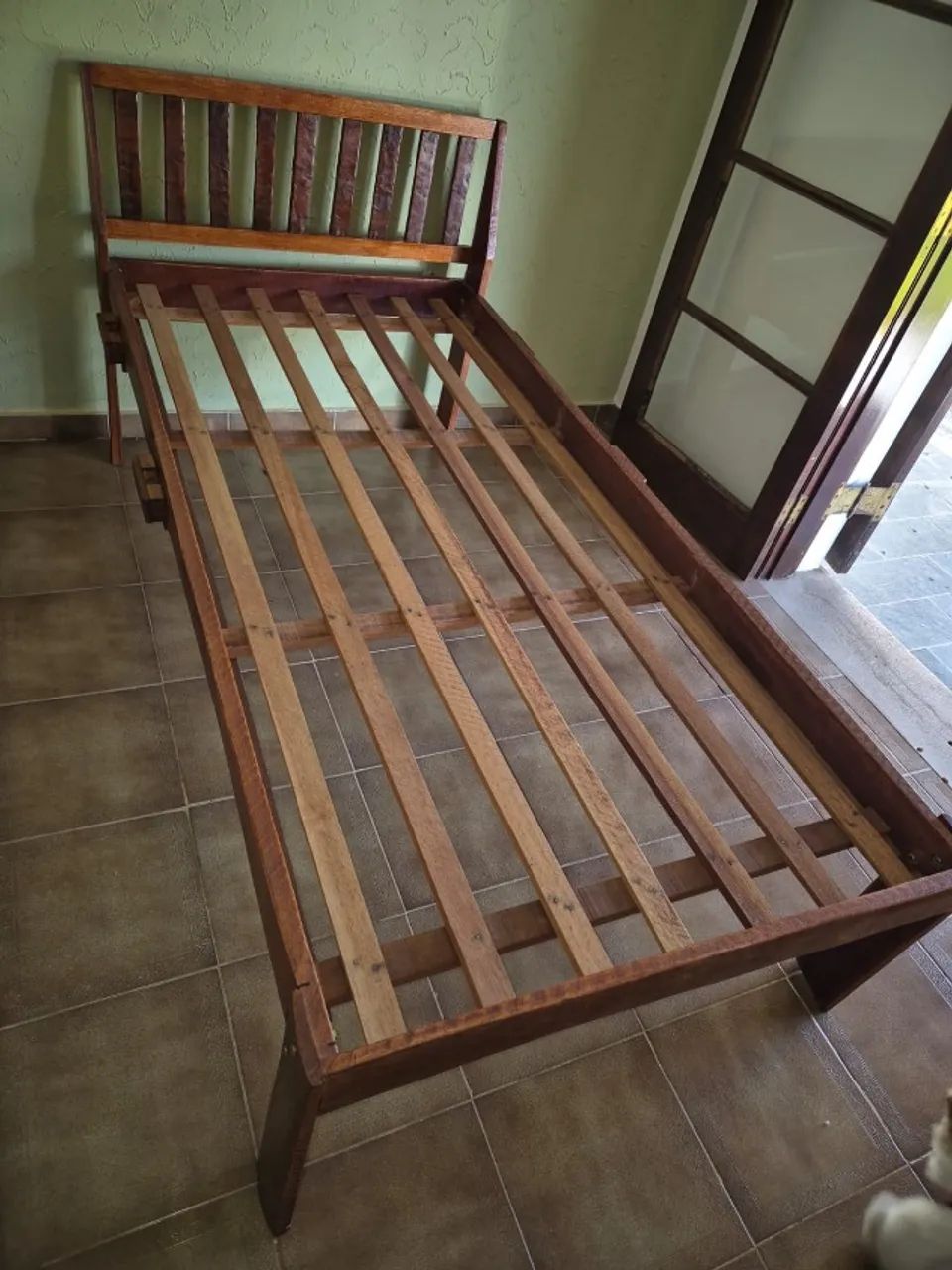 Vendo cama de solteiro com colchao e mesa de cabeceira 