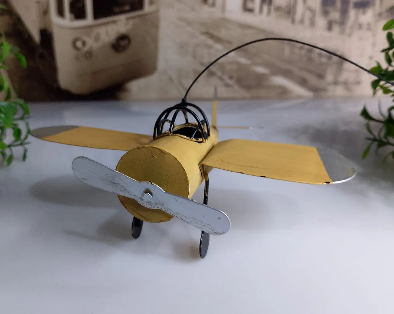 Miniatura Antiga de Avião em lata. - Foto 4