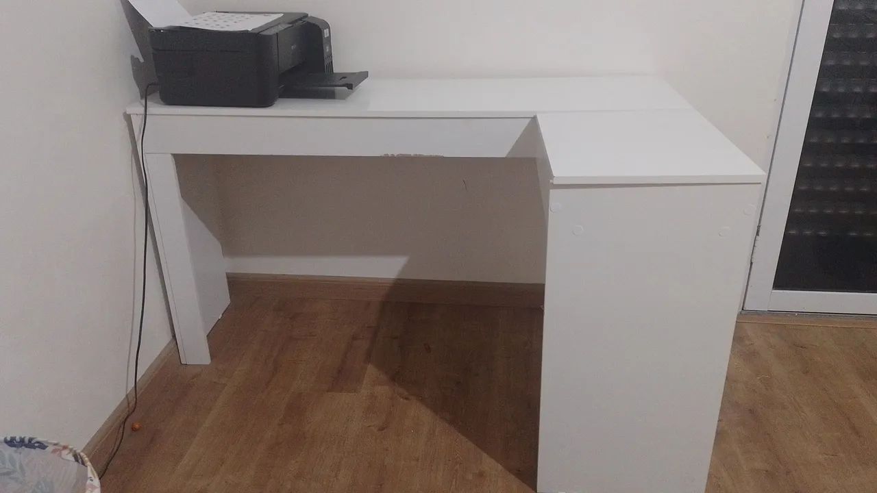 Escrivaninha e cadeira de assento 