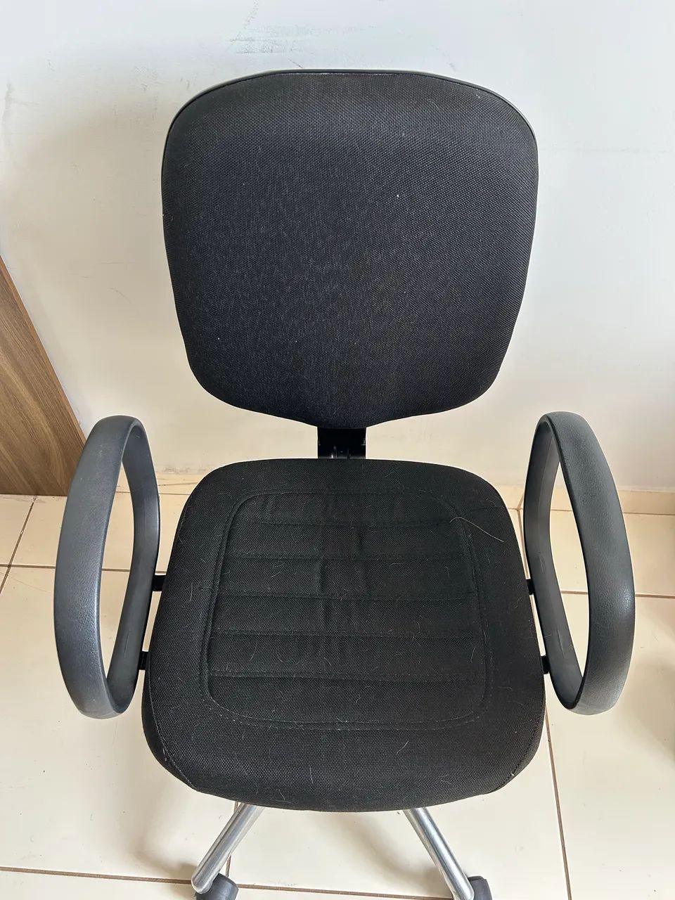 Mesa com duas gavetas e uma cadeira 