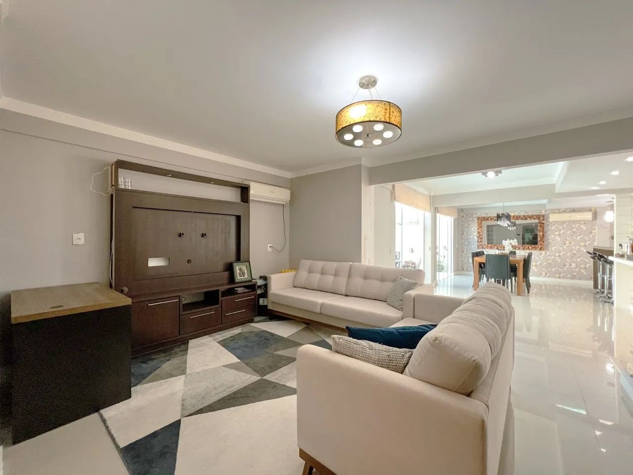 Casa ampla com piscina, arejada e iluminada! - Foto 4
