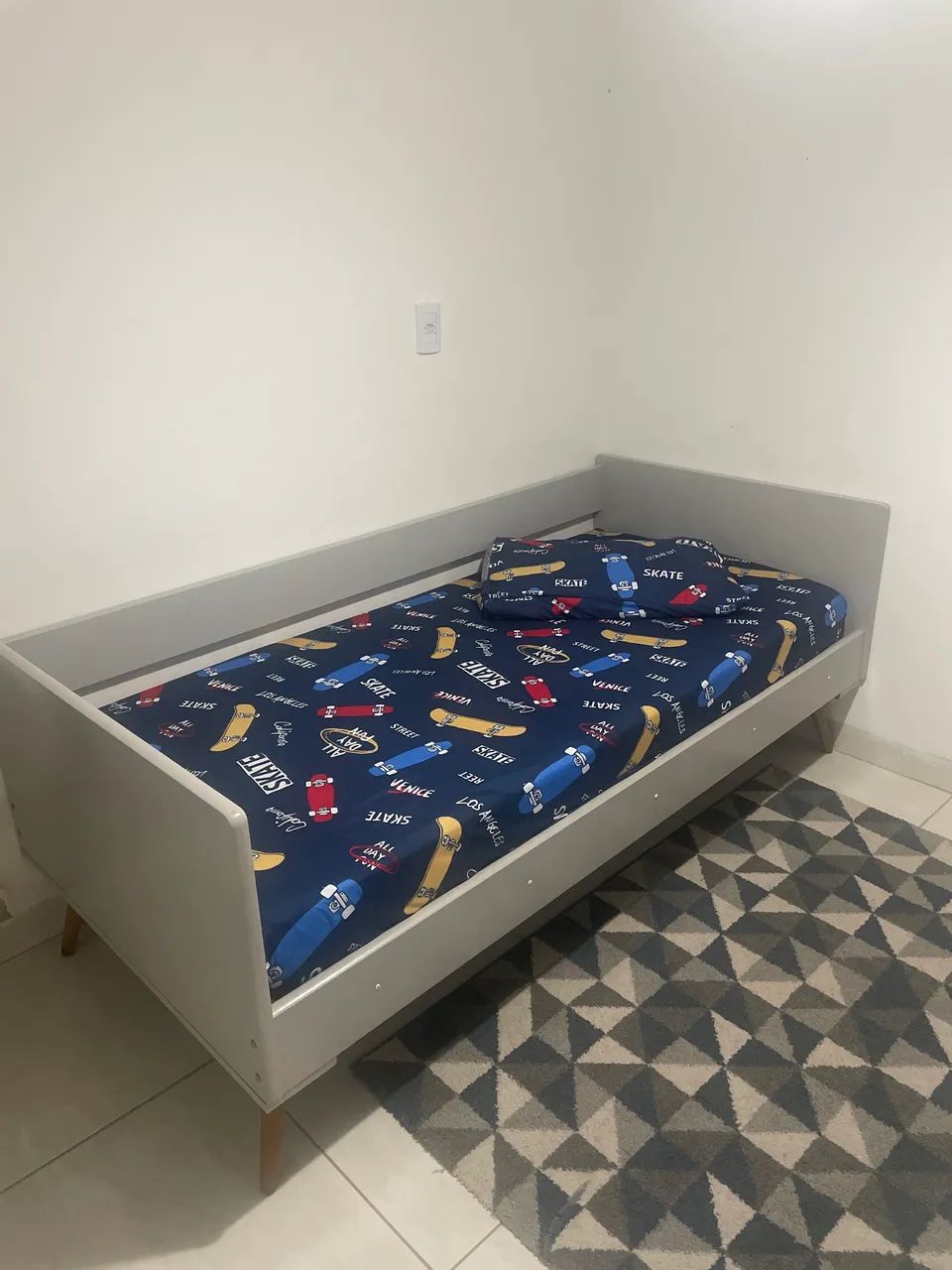 Quarto solteiro cama e guarda-roupa ( sem colchão)