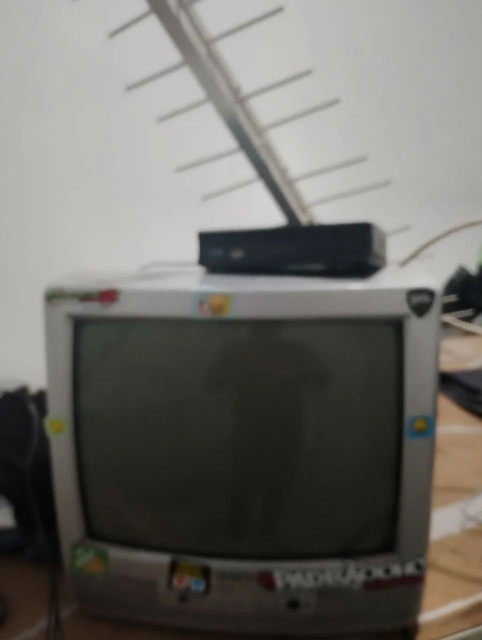 Tv 14 polegadas funcionando sem controle, conversor funcionando sem controle e antena 180$ - Foto 2