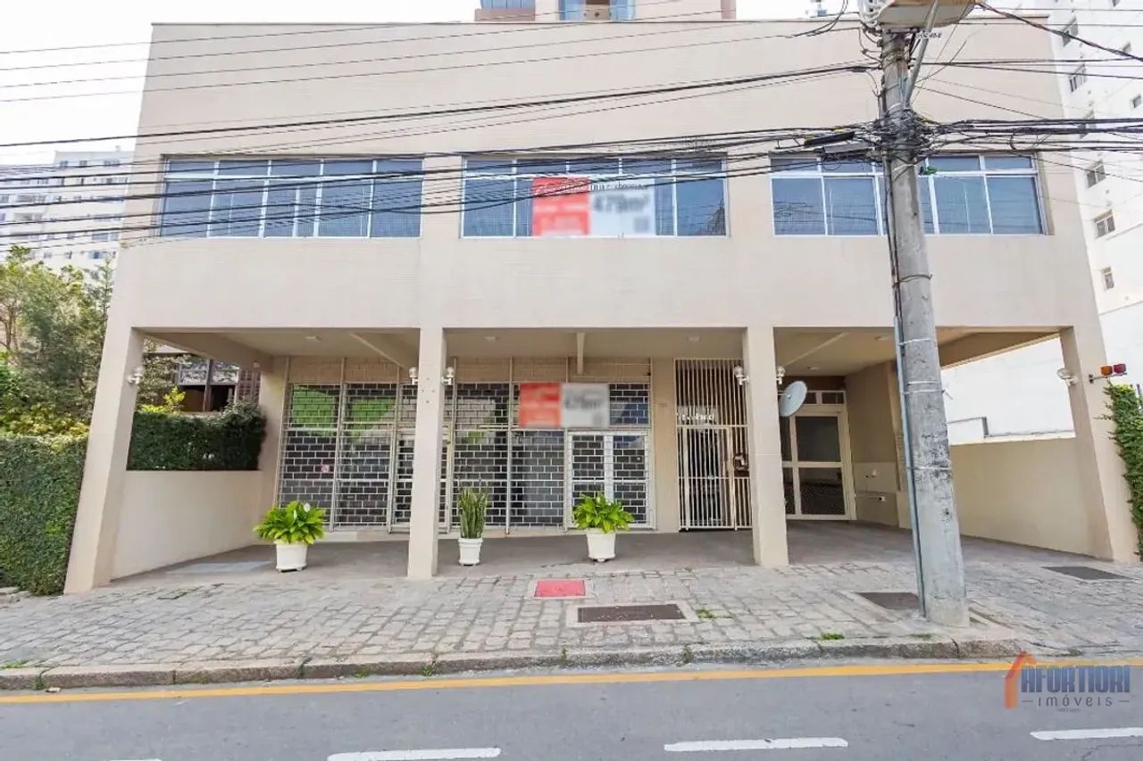 Loja comercial espaçosa com copa e depósito no Cabral, Curitiba