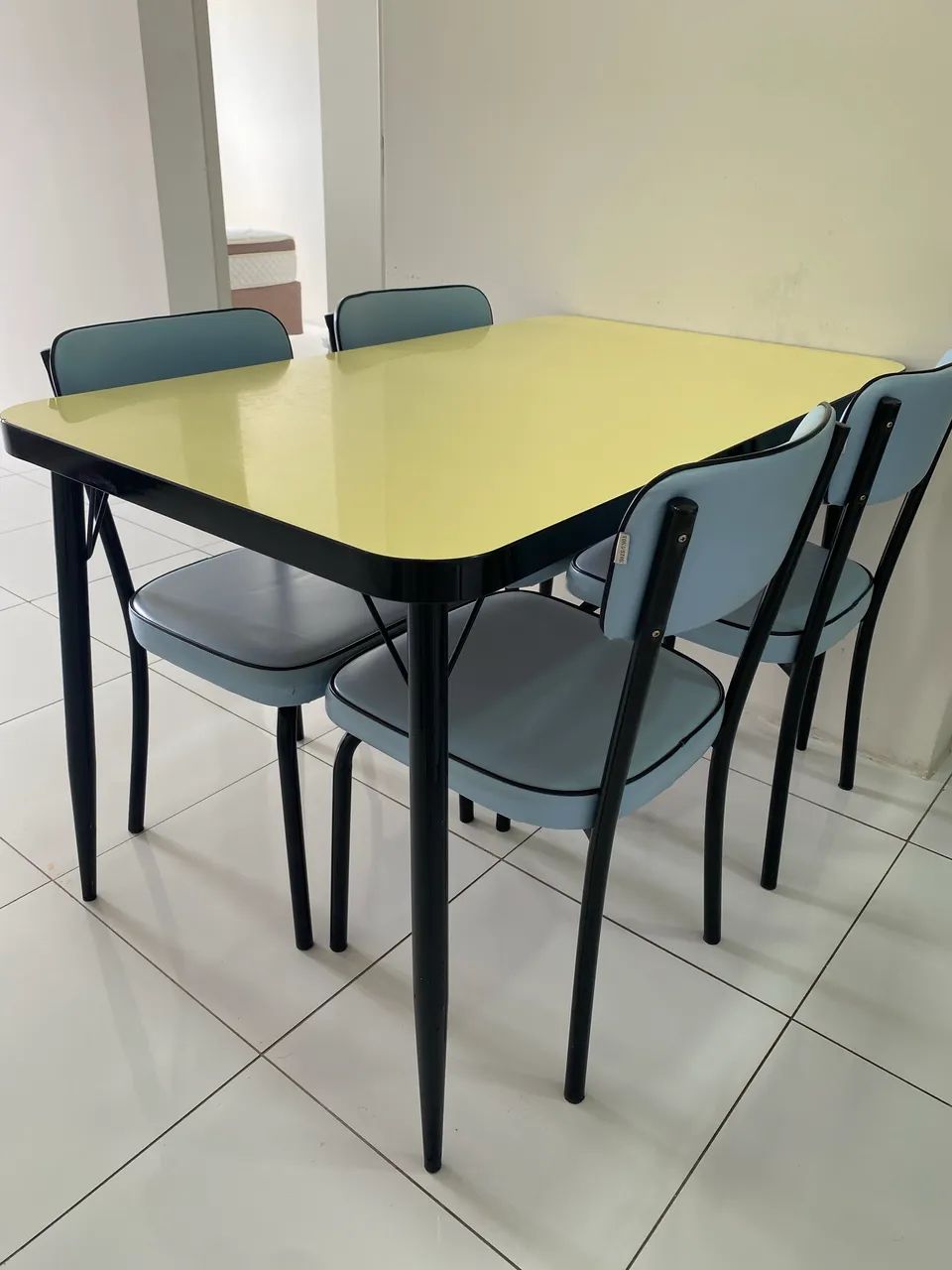 Mesa e cadeira retrô 