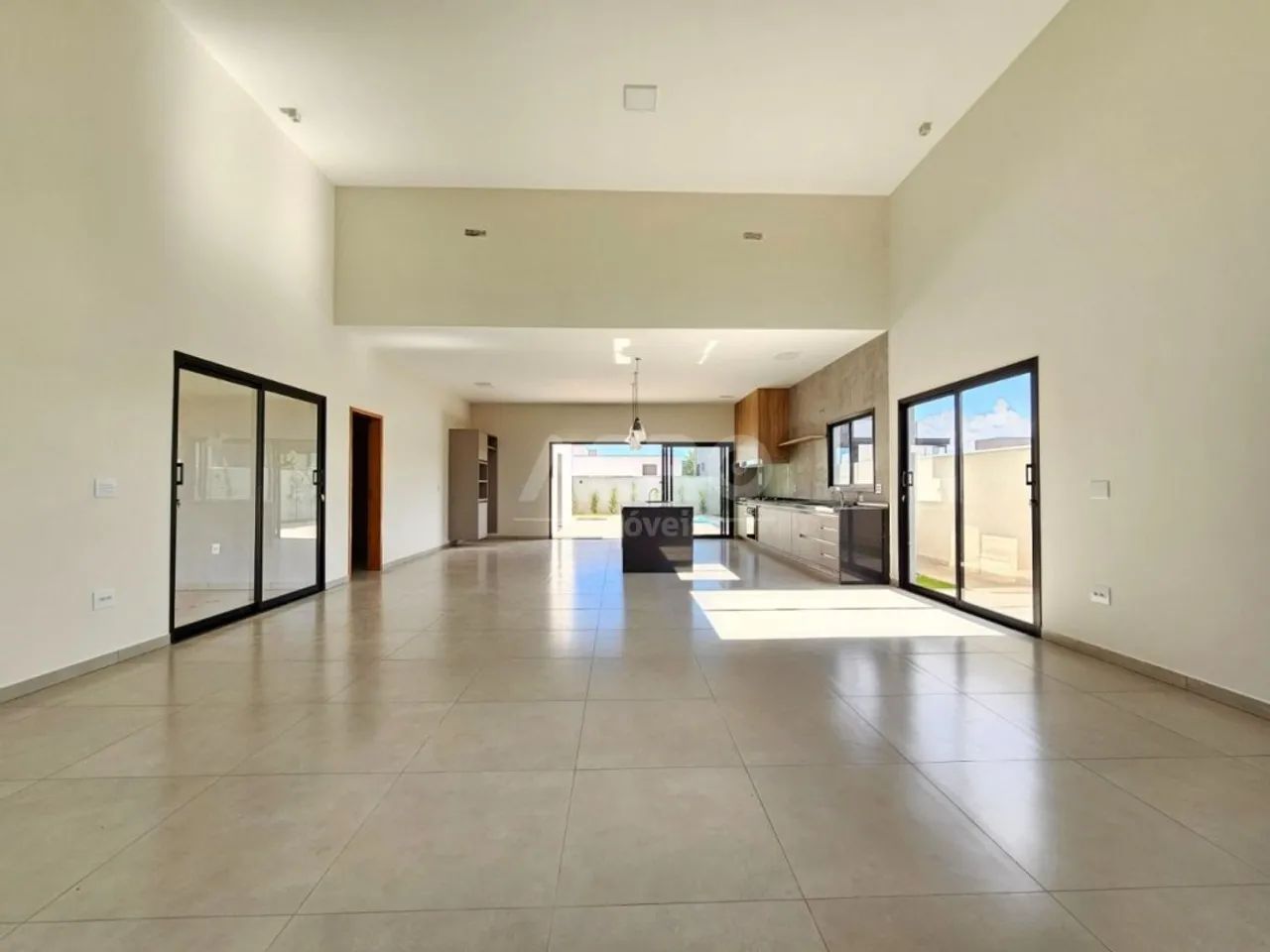 Casa térrea com 3 suítes e amplo living - Foto 2