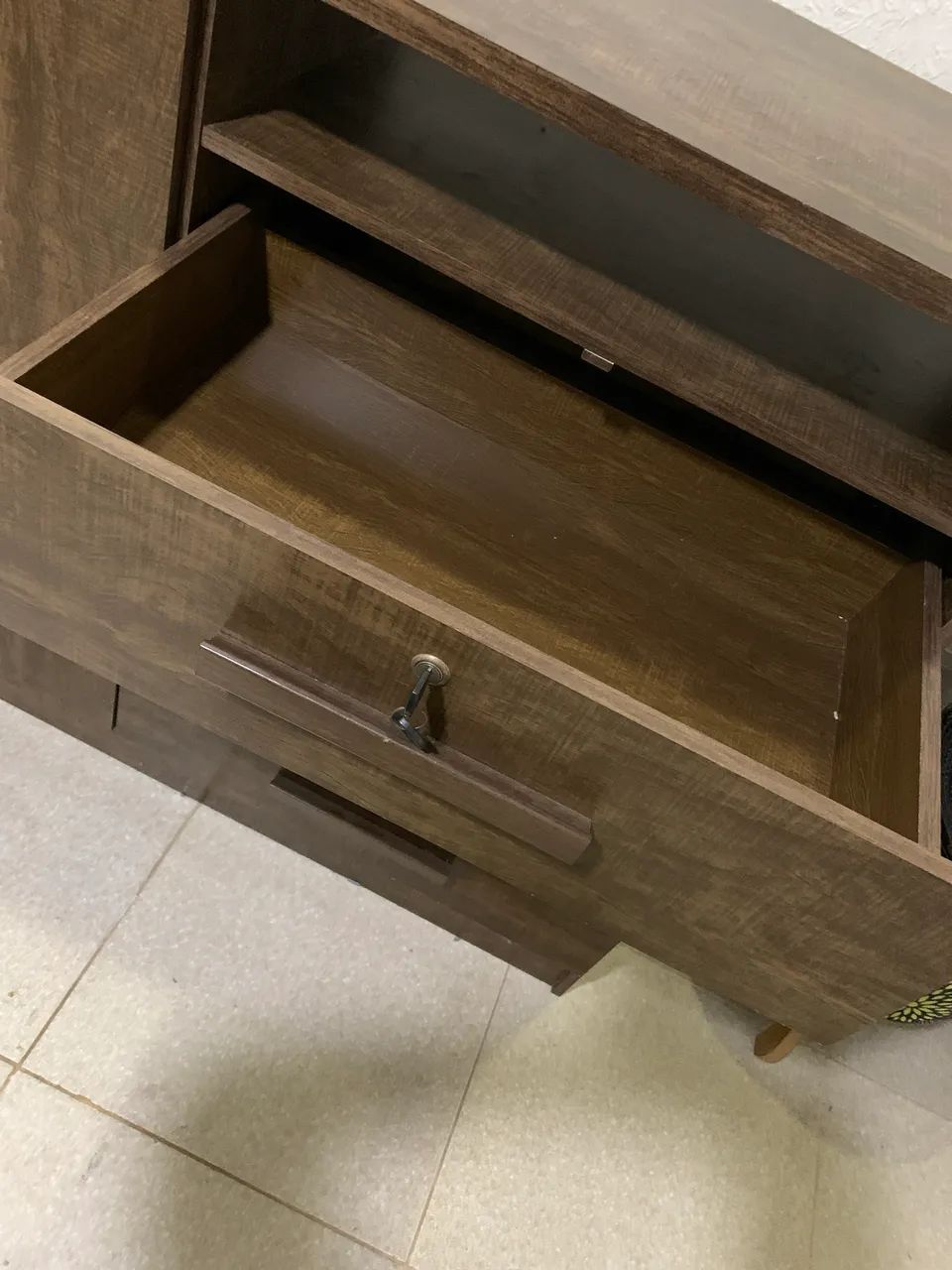 Cômoda 4 gavetas 2 portas  - Foto 2