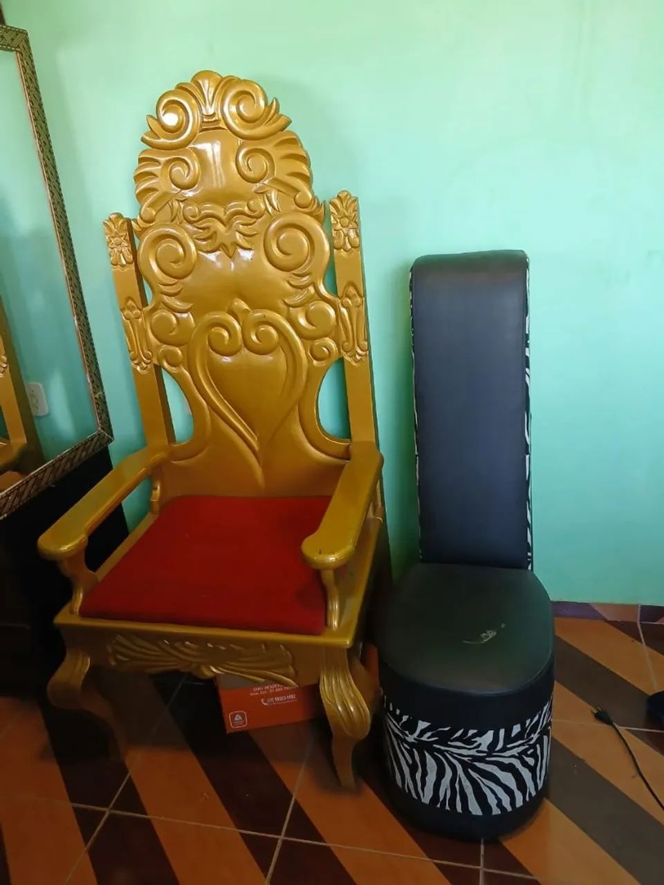 Cadeira Trono Dourada + Puff Tamanco