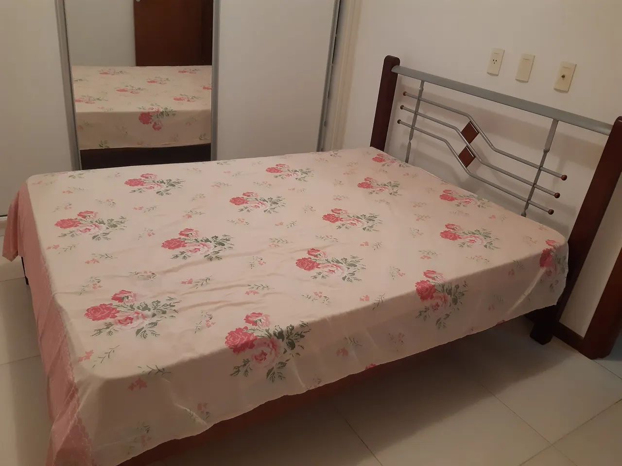 Cama casal  sem colchão 