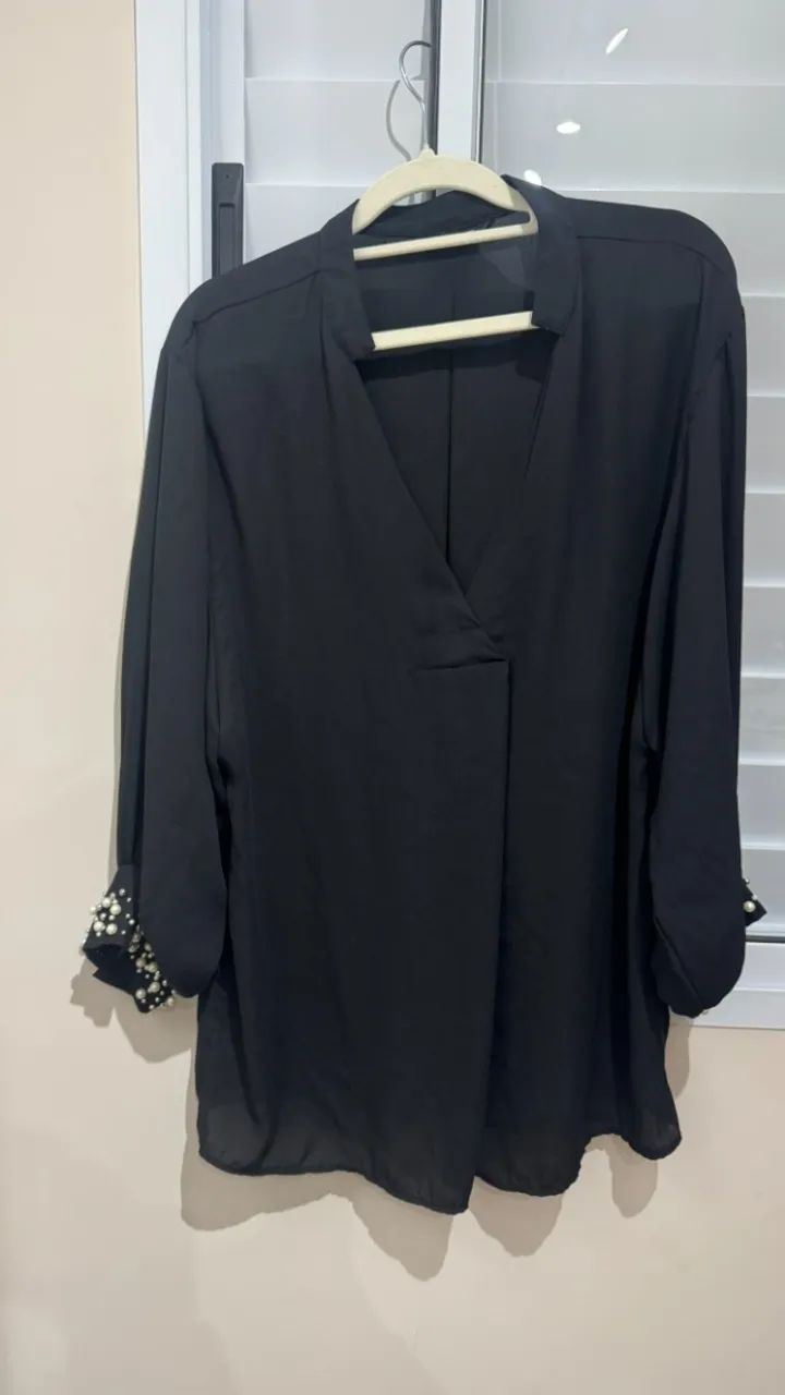 Camisa Preta Elegante com Pérolas nos Punhos Zara - Tamanho P