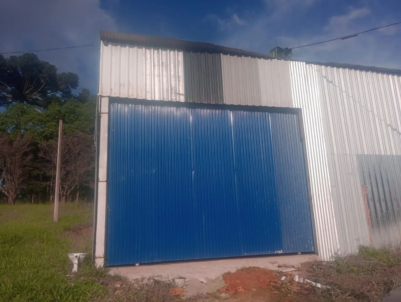 Barracão de 240m2 com banheiro pe direito de 5mt com patio - Foto 2