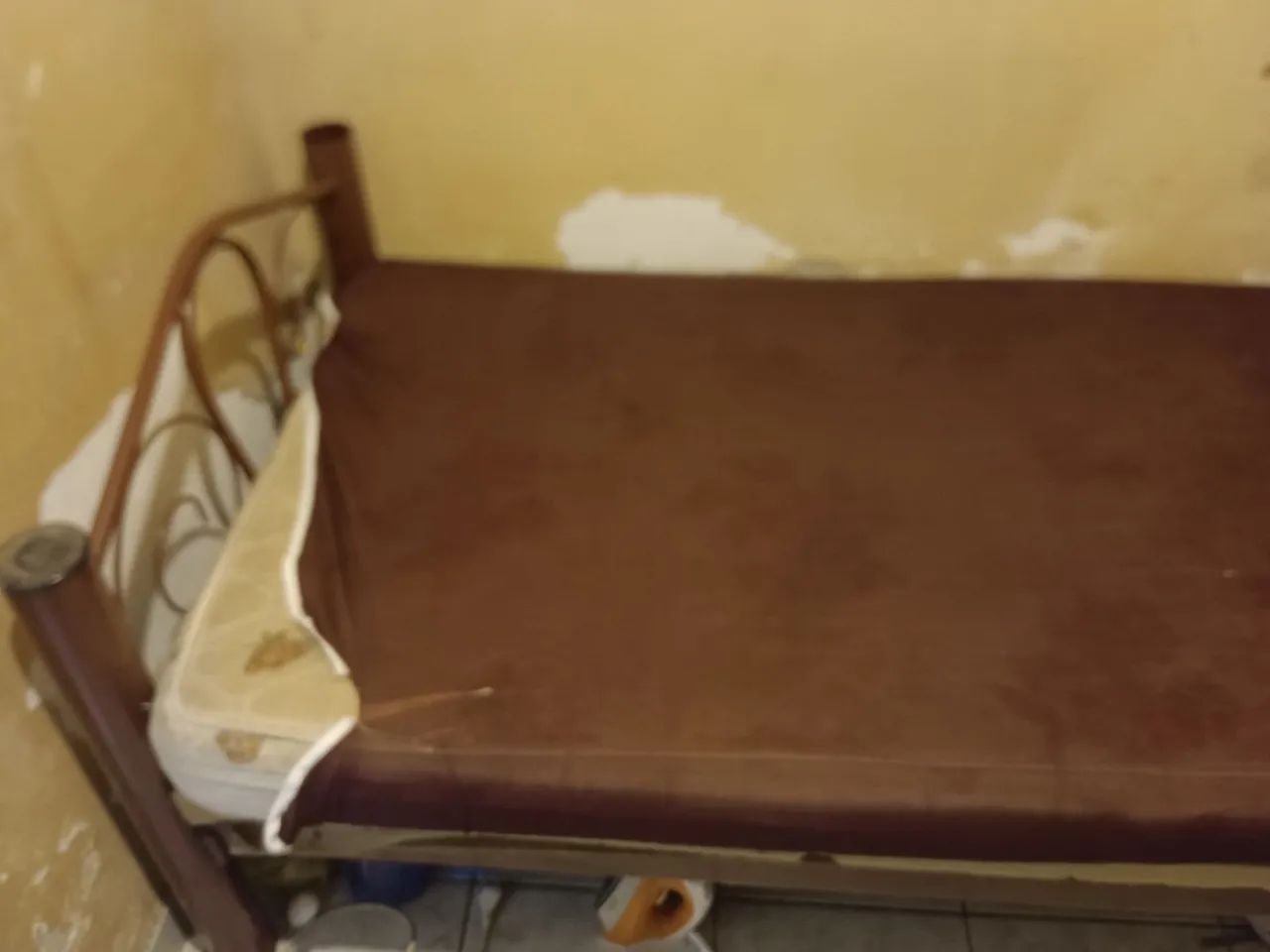 Cama de solteiro, uma de ferro e outra de madeira legítima - Foto 3