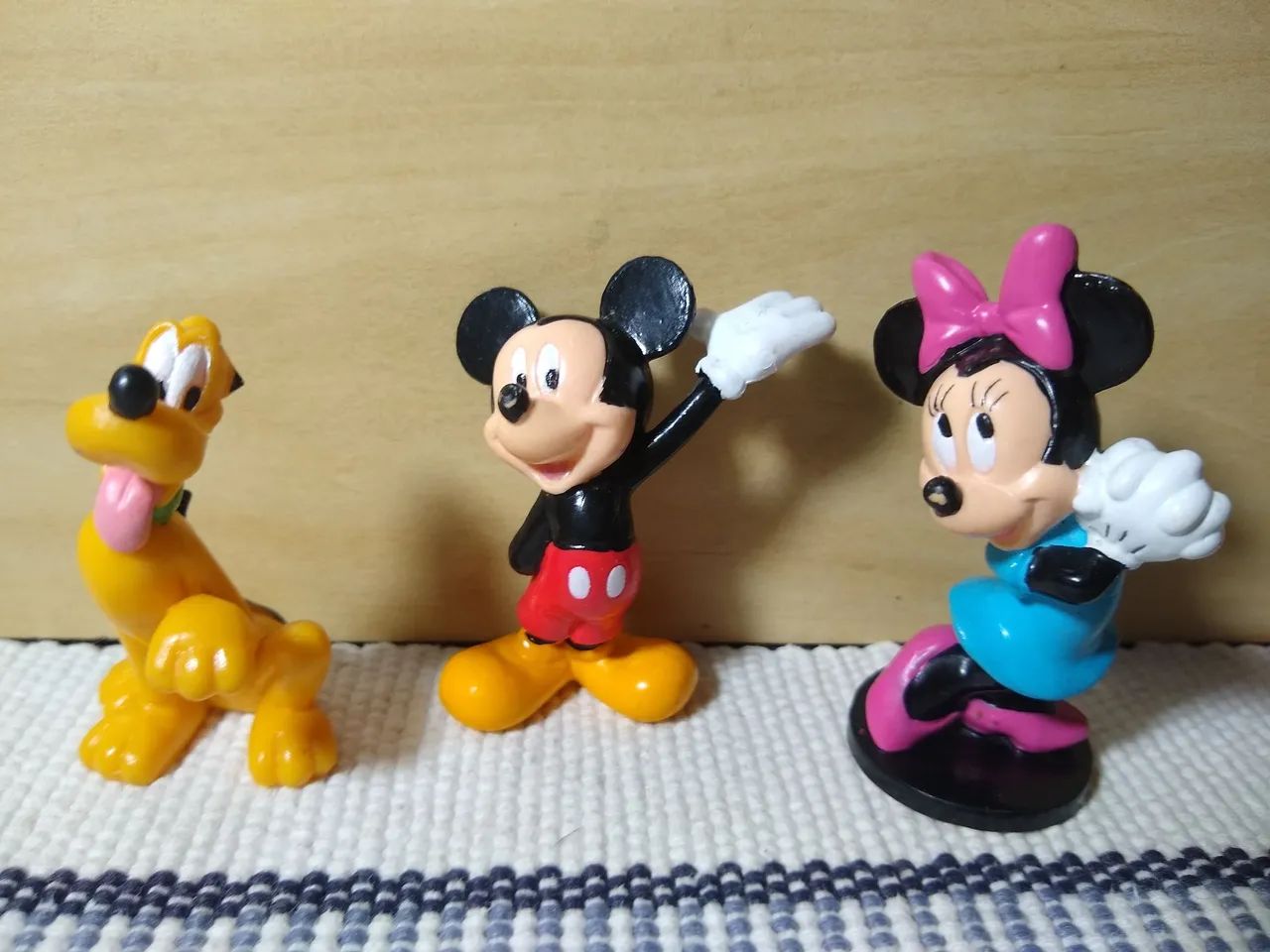 Miniaturas Mickey,Minie e Pluto da aplaude 
