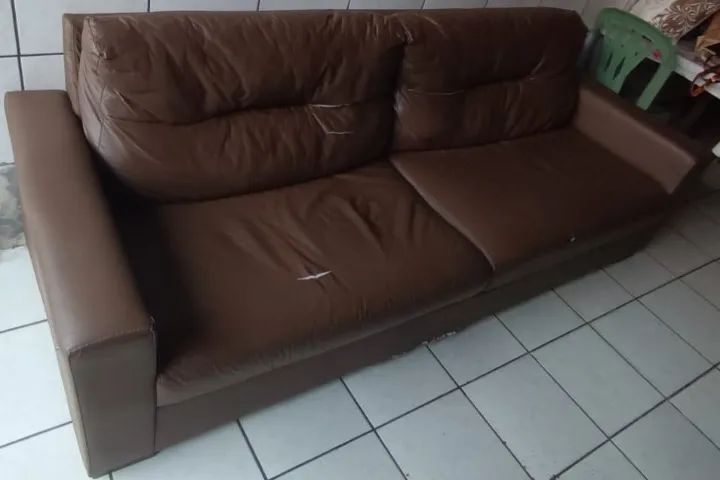 Mesa de Jantar 6 Lugares + Sofá de Couro Espaçoso - Foto 5