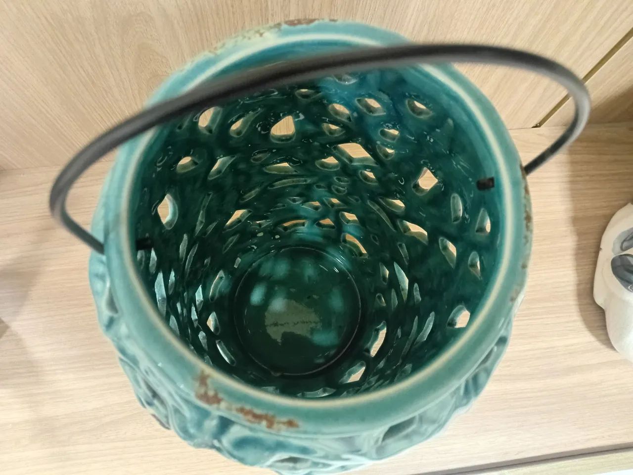 Vaso de cerâmica luminária com vela ,vazado,com alça .35 cm altura  - Foto 2