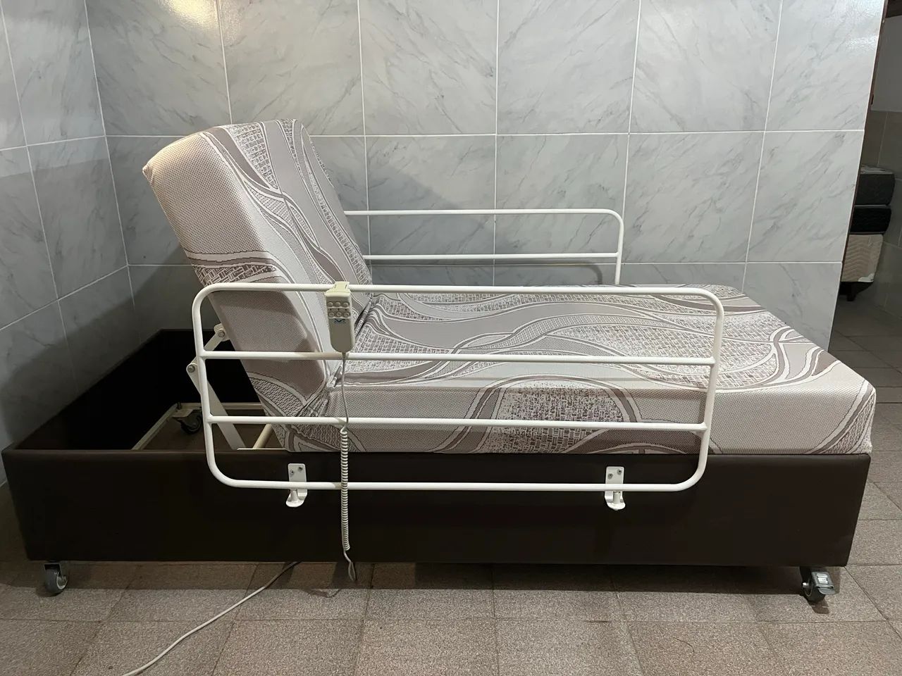 Cama hospitalar motorizada elétrica com colchão  - Foto 3