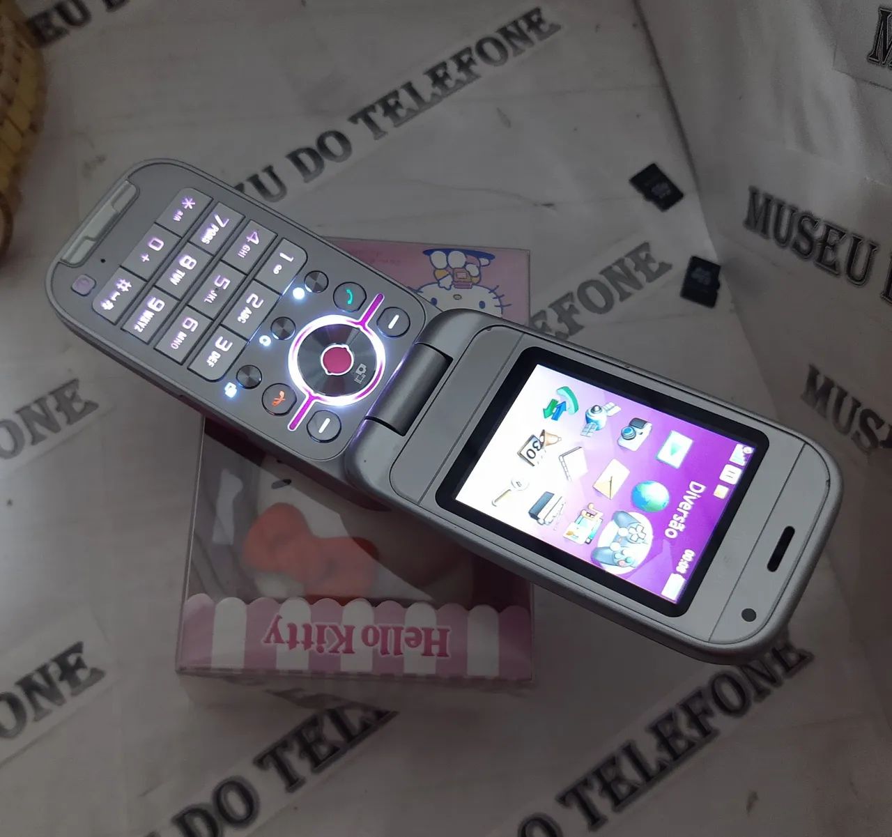 SONY Ericsson Flip rosa celular antigo RELIQUIA 2005