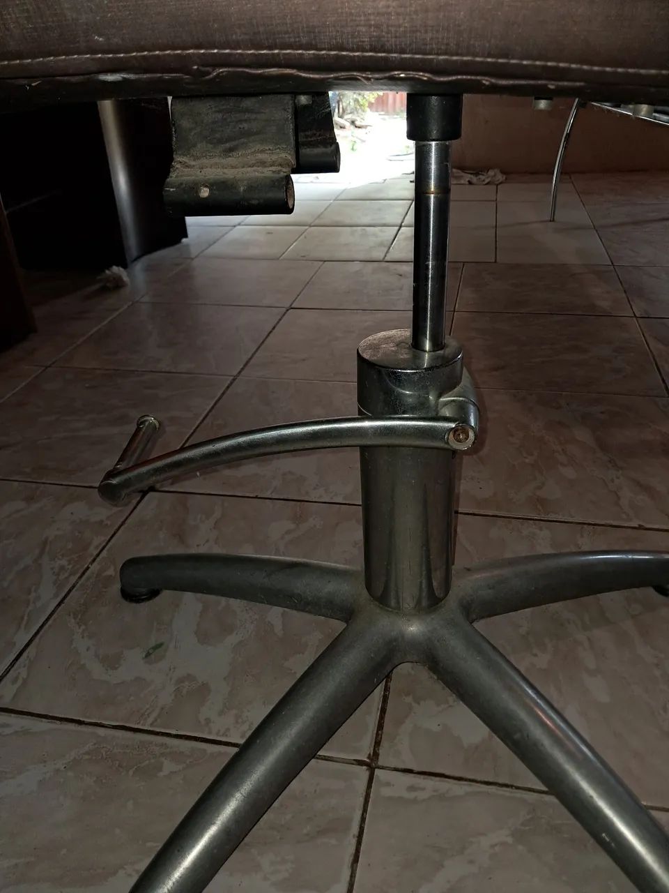 Kit cadeira hidraulica  e banco espera ora salao - Foto 5