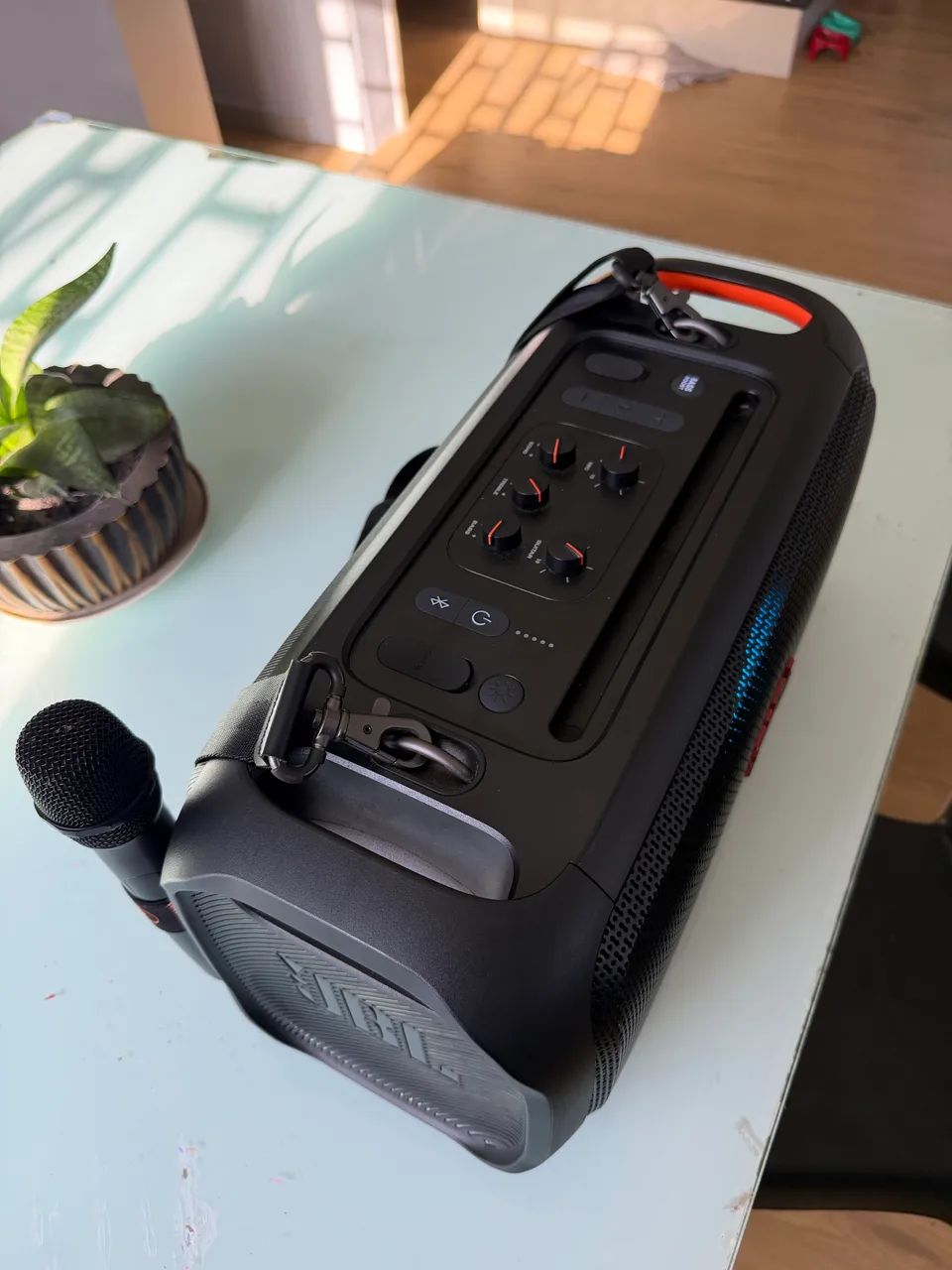 Caixa de Som Seminova JBL On The Go Bluetooth 100W Microfone Bateria  - Foto 3