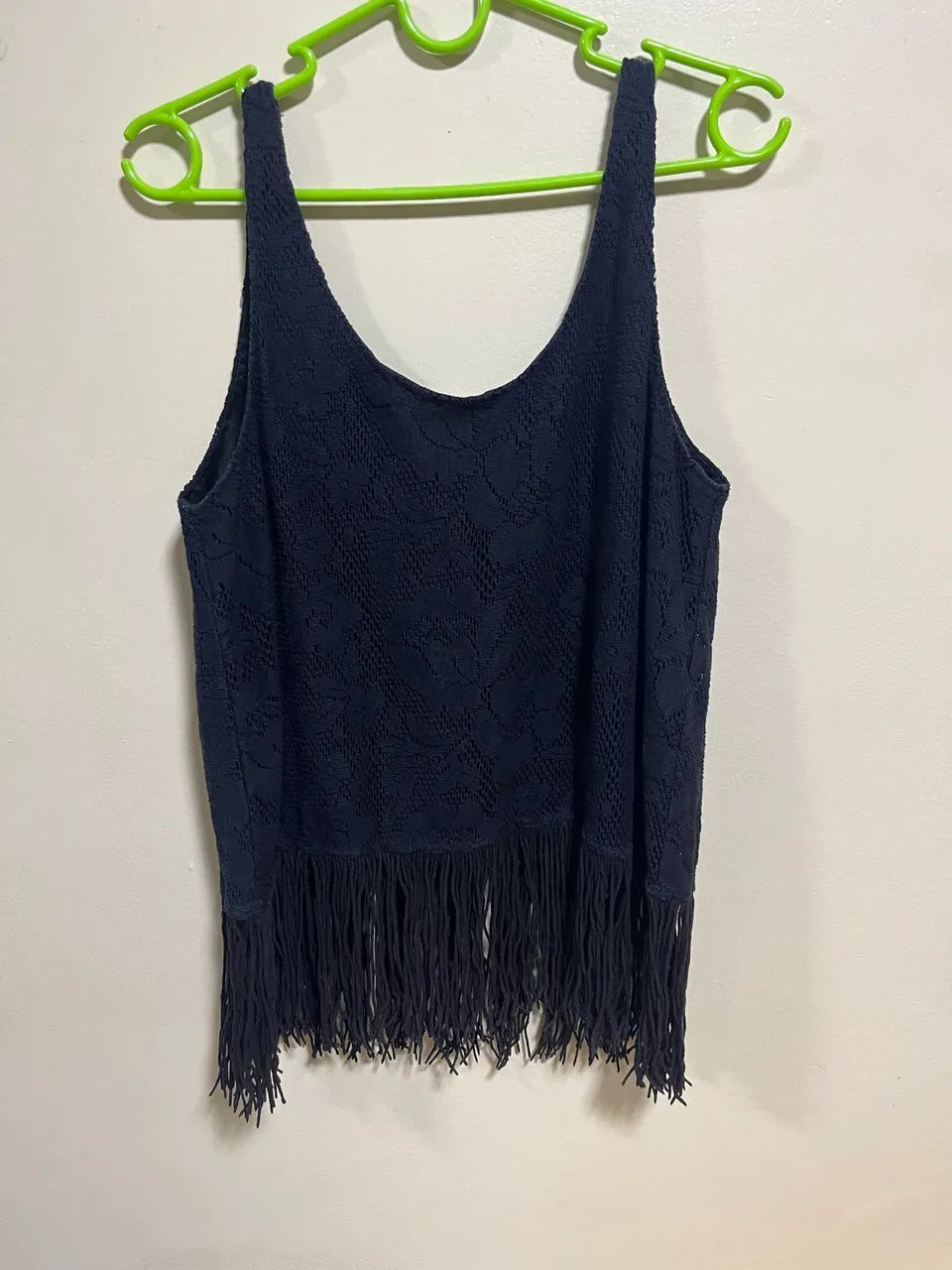 Blusa em macramê com franja 