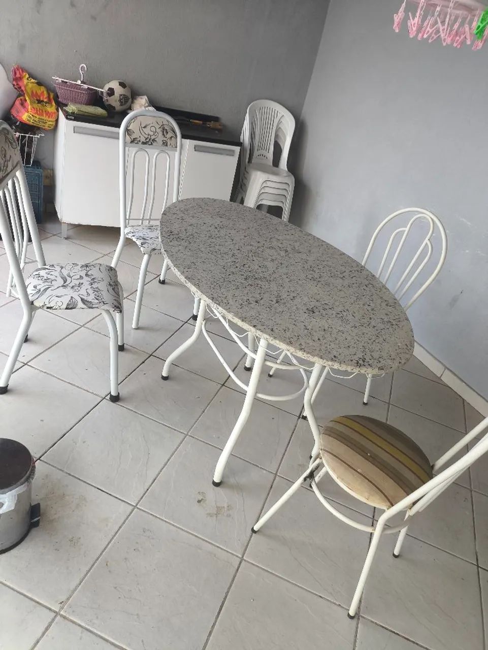 Mesa de Mármore com 4 cadeiras