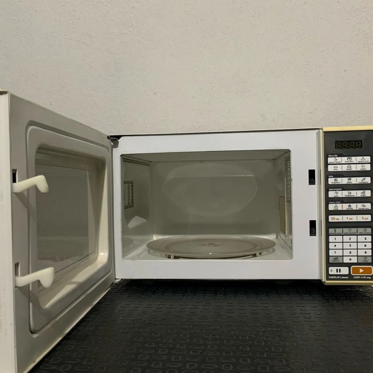 Microondas Midea 20L - SEMINOVO - Foto 3