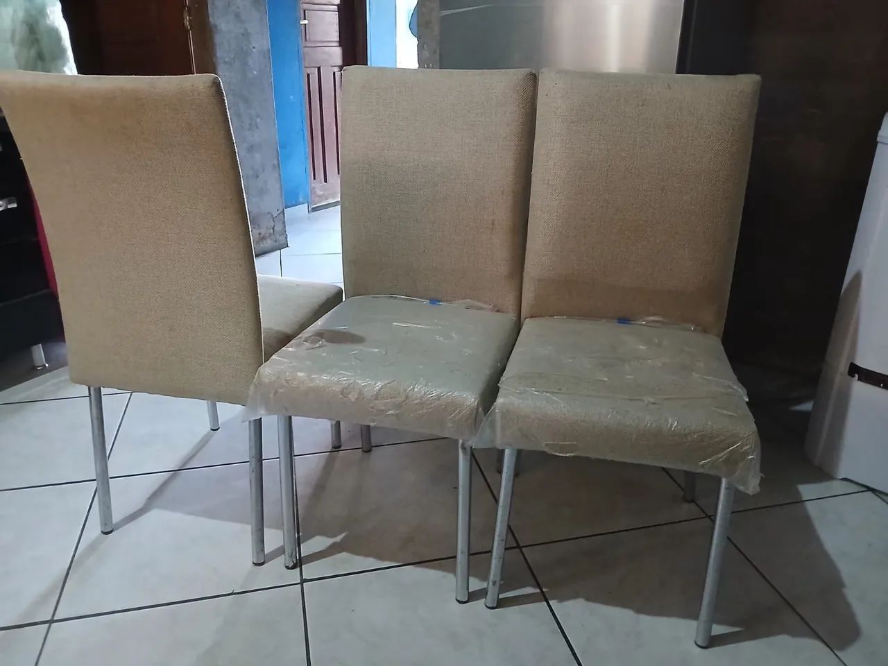 3 cadeiras para mesa de jantar perna de ferro - com avaria - Foto 2