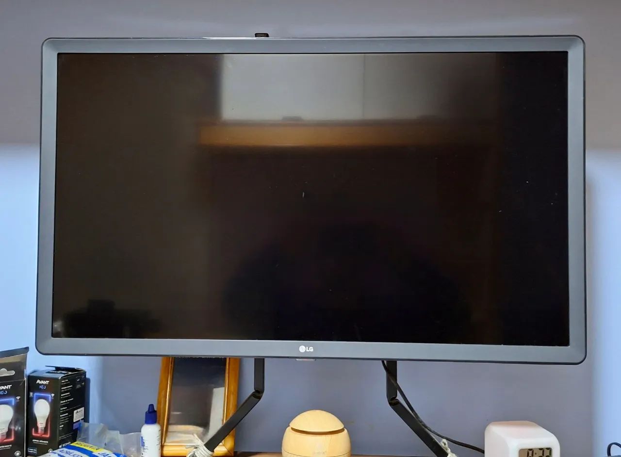 Televisão 32 polegadas LG smart , ótimo estado! Só controle é paralelo. 