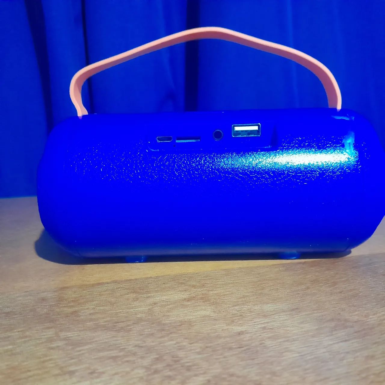 Caixa de som portátil azul com alça. Funcionando perfeitamente.  - Foto 2