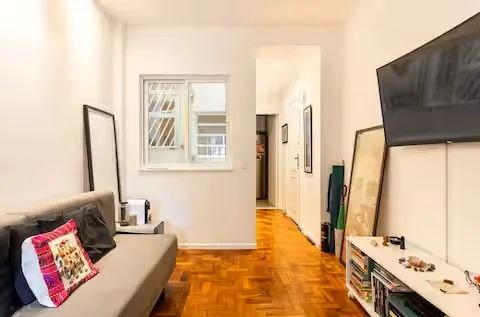 Rack para sala ou quarto branco com detalhes em azul