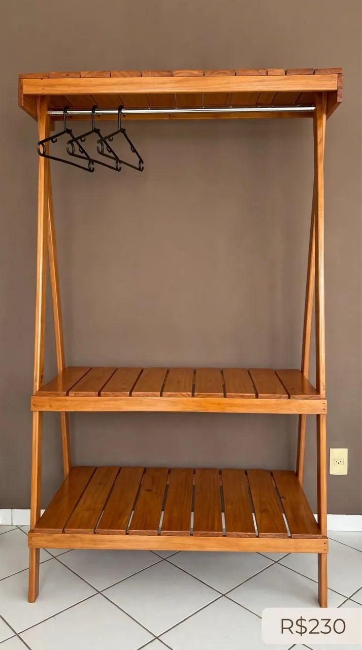 Arara de Roupa de Madeira