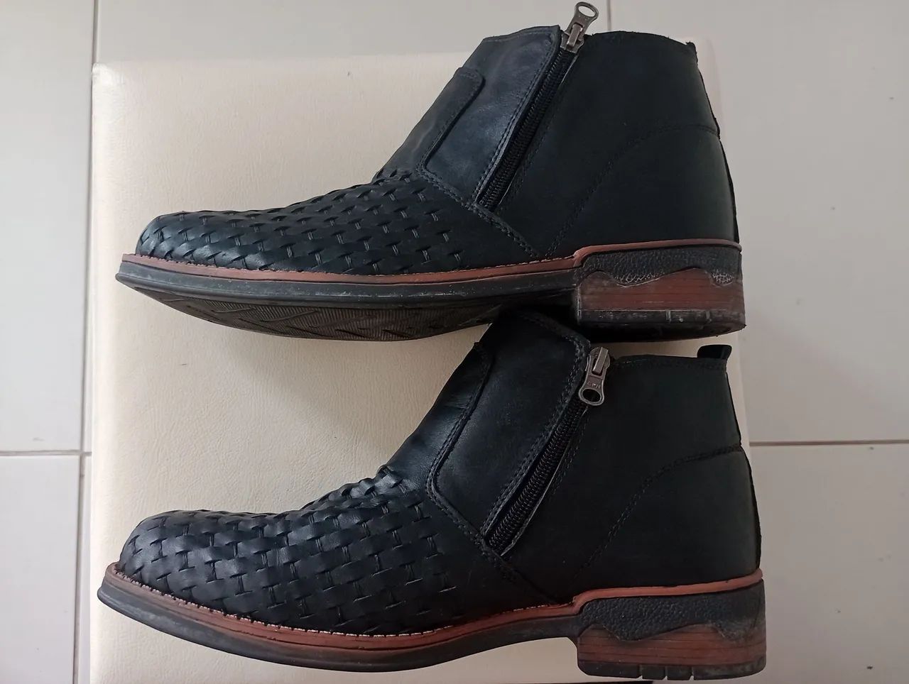 BOTA DE COURO - SEMI NOVA