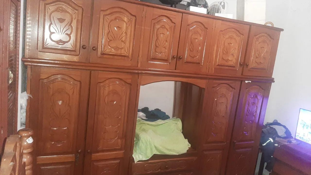 Guarda roupa enorme antigo