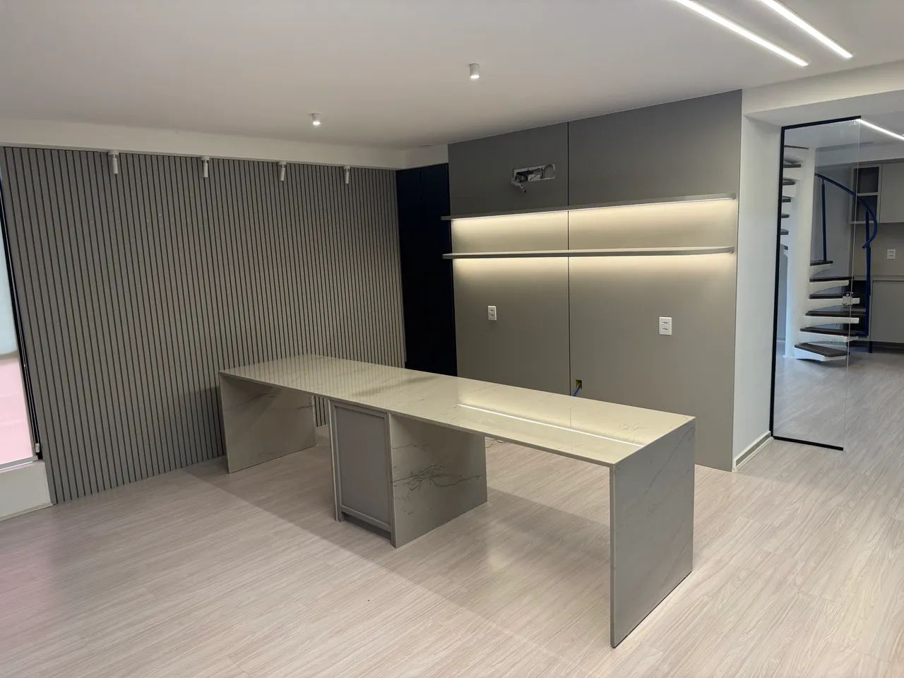 Bancada QRTZ MON BLANC para recepção 