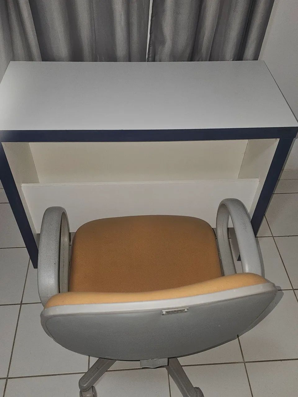 Mesa com cadeira escritório 