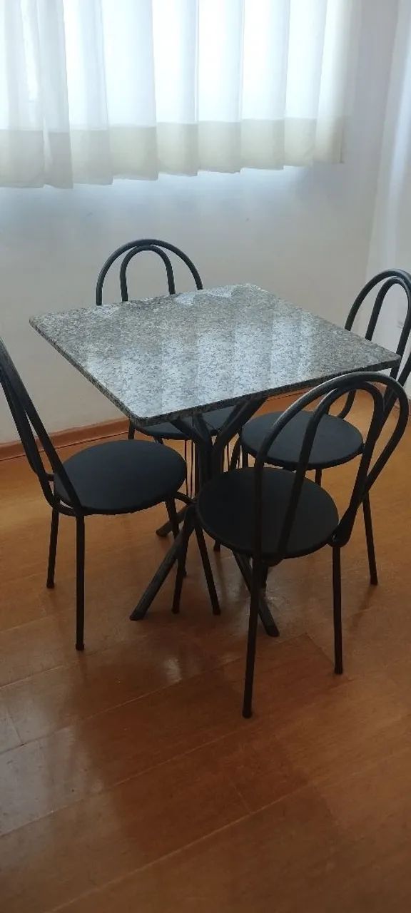 Mesa com 4 cadeiras