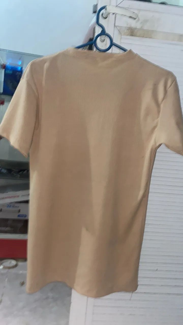 Camisa bege masculina com ótimo tecido no tamanho M  - Foto 2