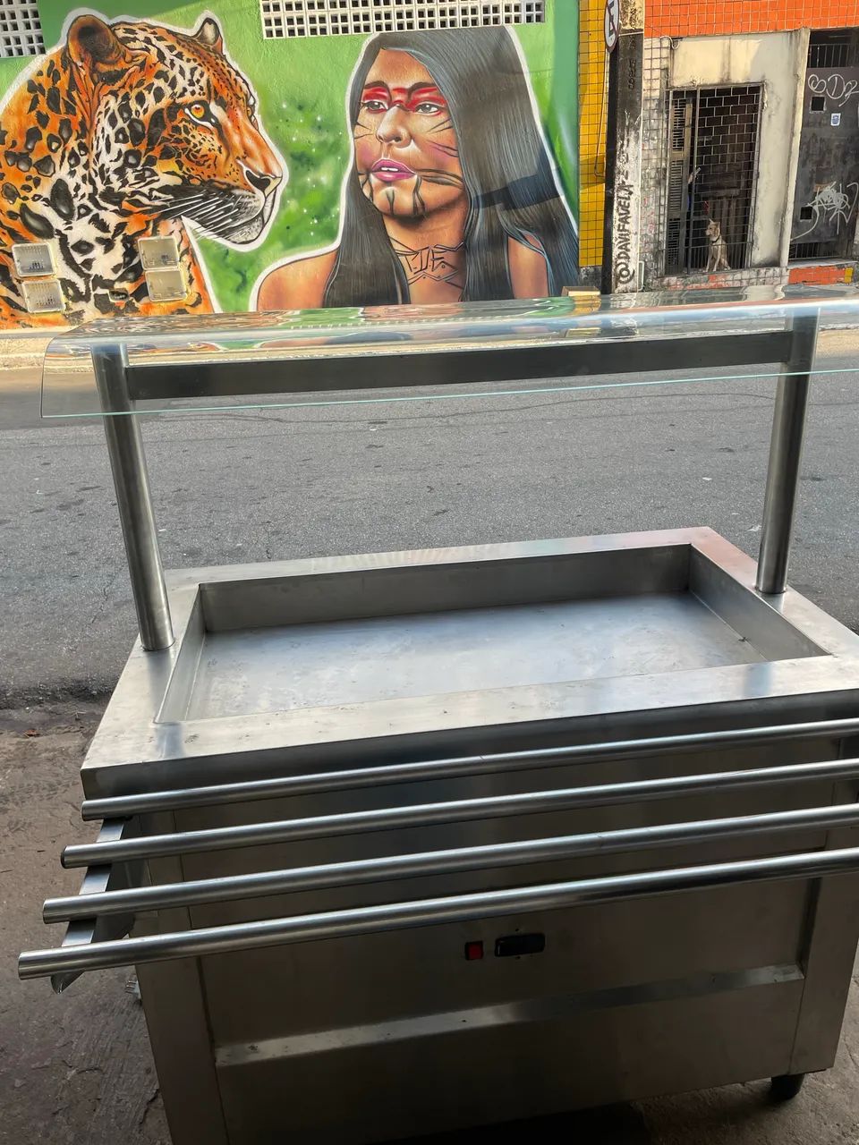 Self-service refrigerado em aço inox com cobertura de vidro 