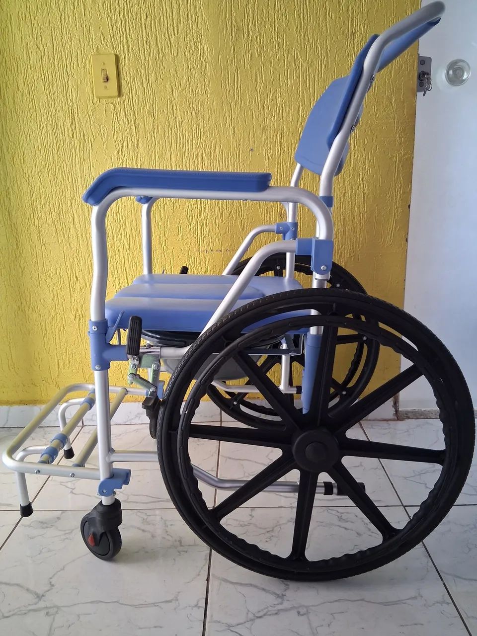 Cadeira de roda para banho Nova  - Foto 2