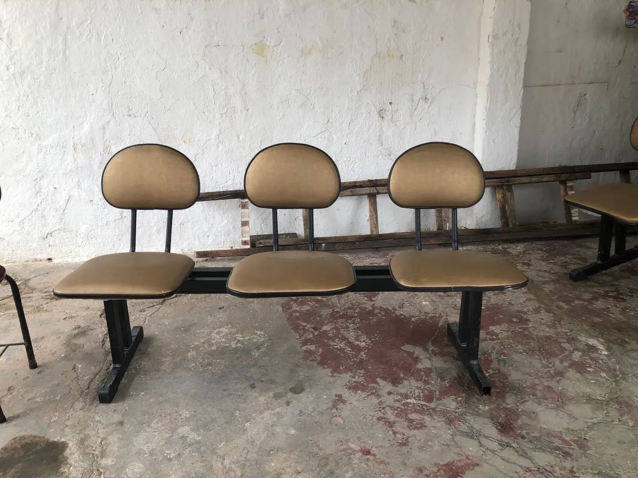 Vendo cadeira de recepção com 03 unidades 