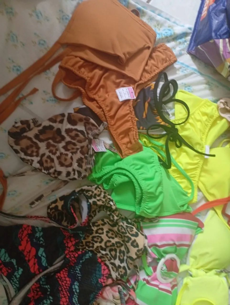 LOTE BIQUINIS VARIADOS DE TAMANHO E COR  - Foto 3
