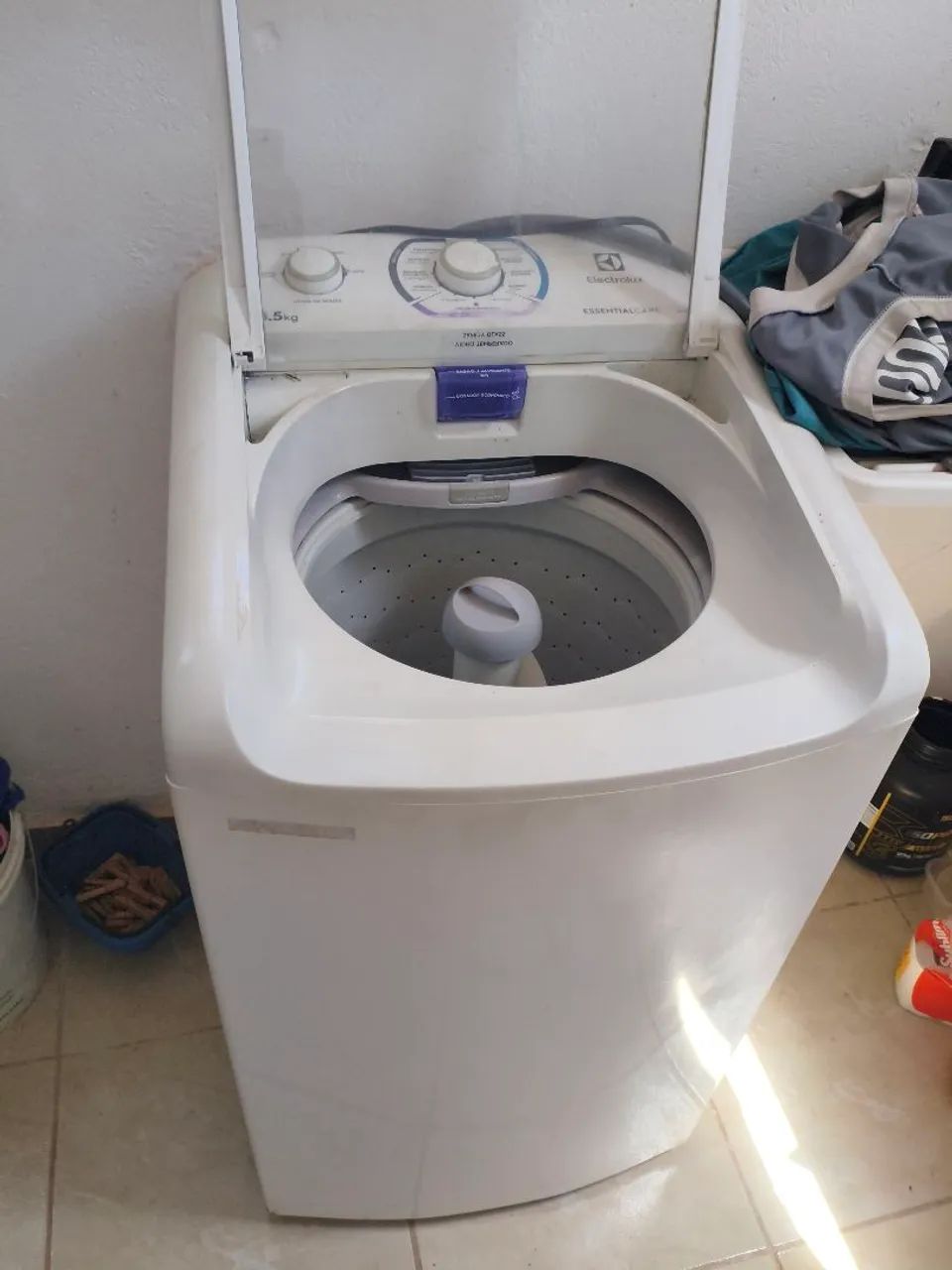 Máquina de lavar e seca funcionando 