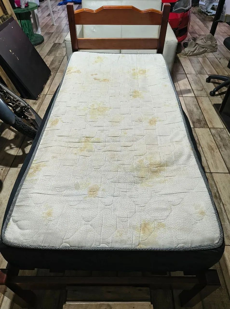 Cama de madeira com colchão 