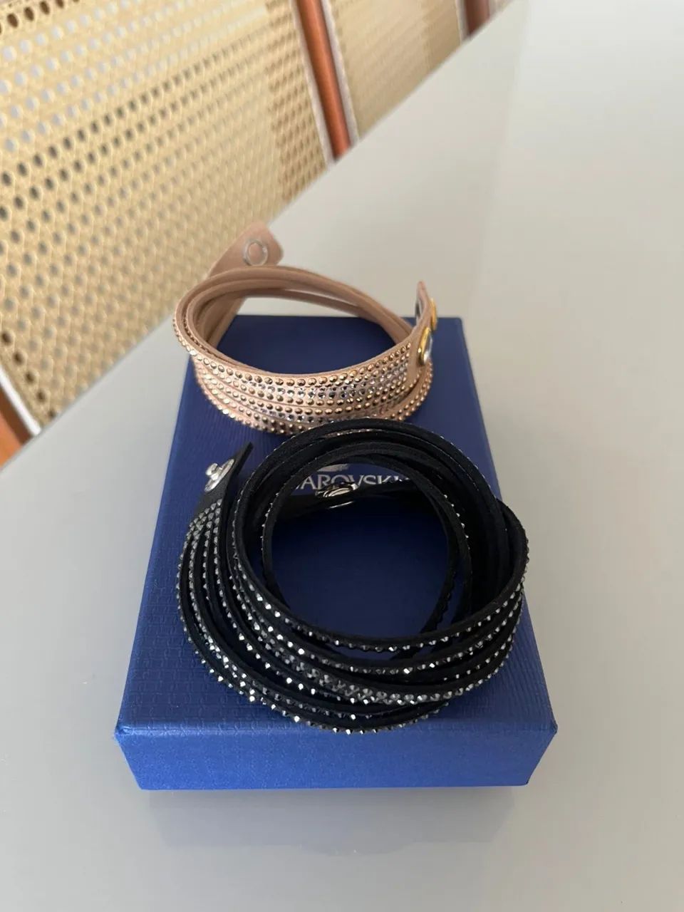 Pulseira Swarovski Slake Wrap camurça preta e bege - Foto 3