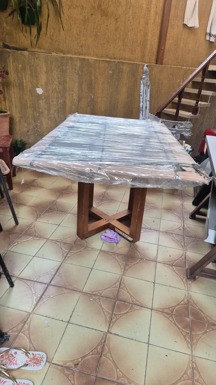 Mesa de vidro sem cadeira