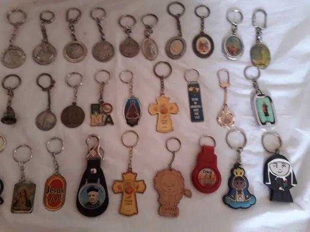 Religiosos Chaveiros Título  Lote Com 27 Peças - Foto 5